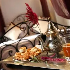 Thé et petit-déjeuner traditionnel marocain au riad