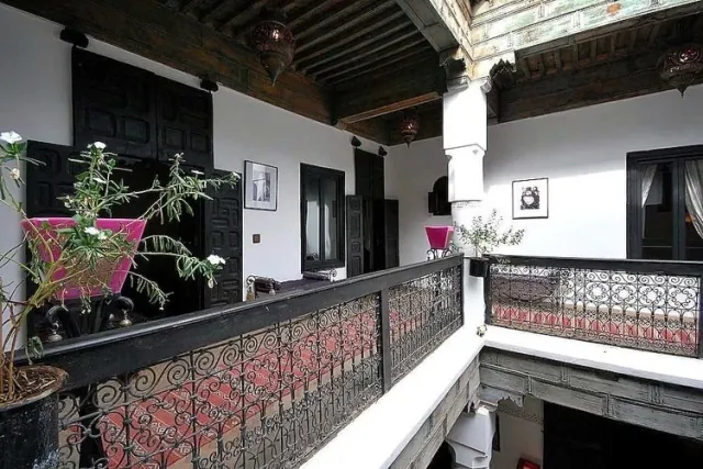 Coursive et détails architecturaux du riad