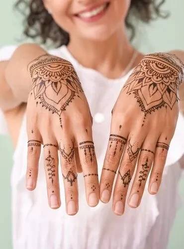 Art du henné marocain sur les mains