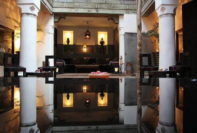 Patio du Riad Terra Bahia avec ses colonnes, son bassin et ses lanternes