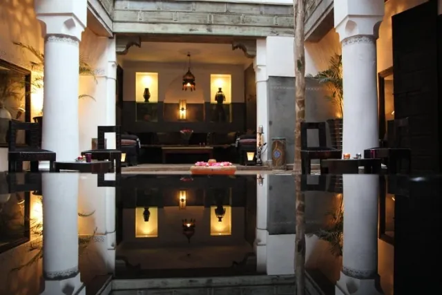 Colonnes et bassin du patio du Riad Terra Bahia