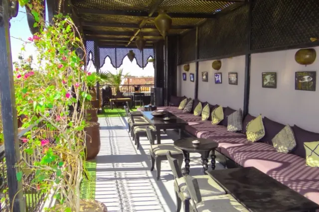 Espace de restauration sous la pergola du riad