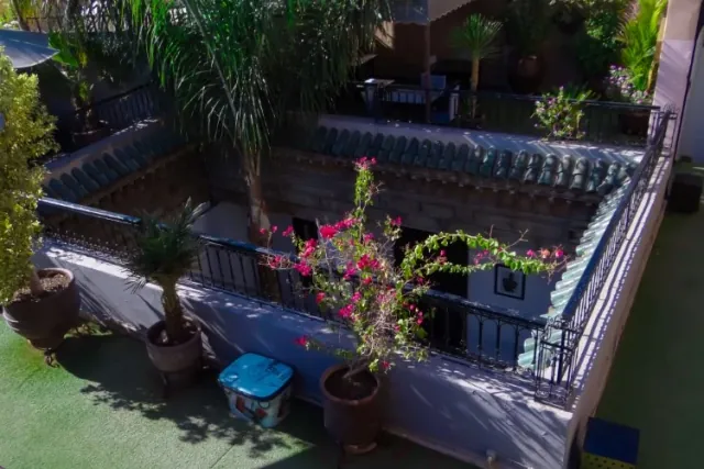 Vue plongeante sur le patio végétalisé du riad