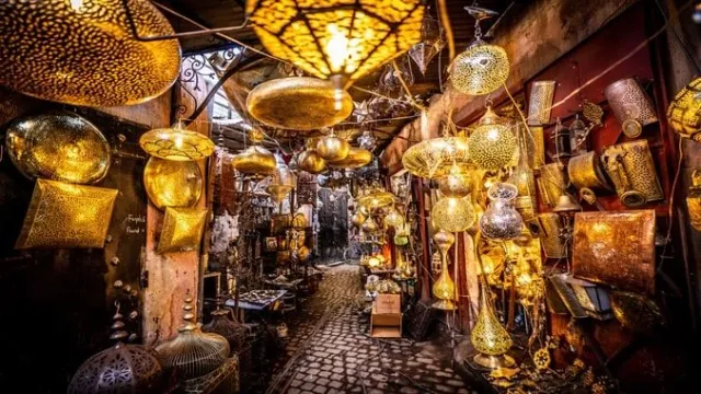 Lanternes et artisanat dans les souks de Marrakech